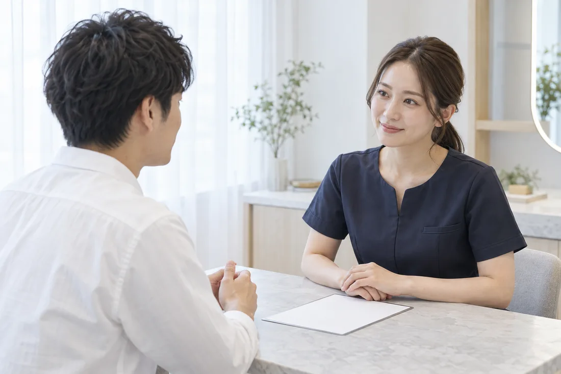 眉のお手入れと相談を表す