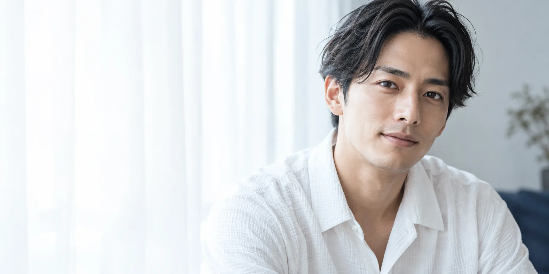 自然に整えた眉の成人男性モデル